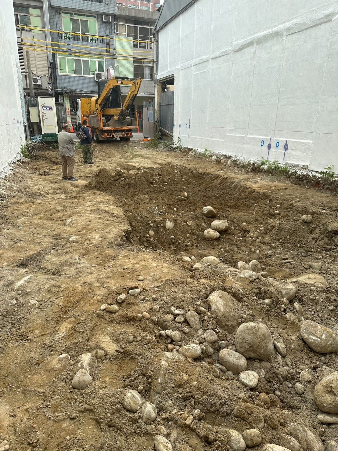 開挖前期與現場整理：基地開挖前期會同步整理出土、機具進出與周邊保護，降低市區施工對鄰里造成的干擾。