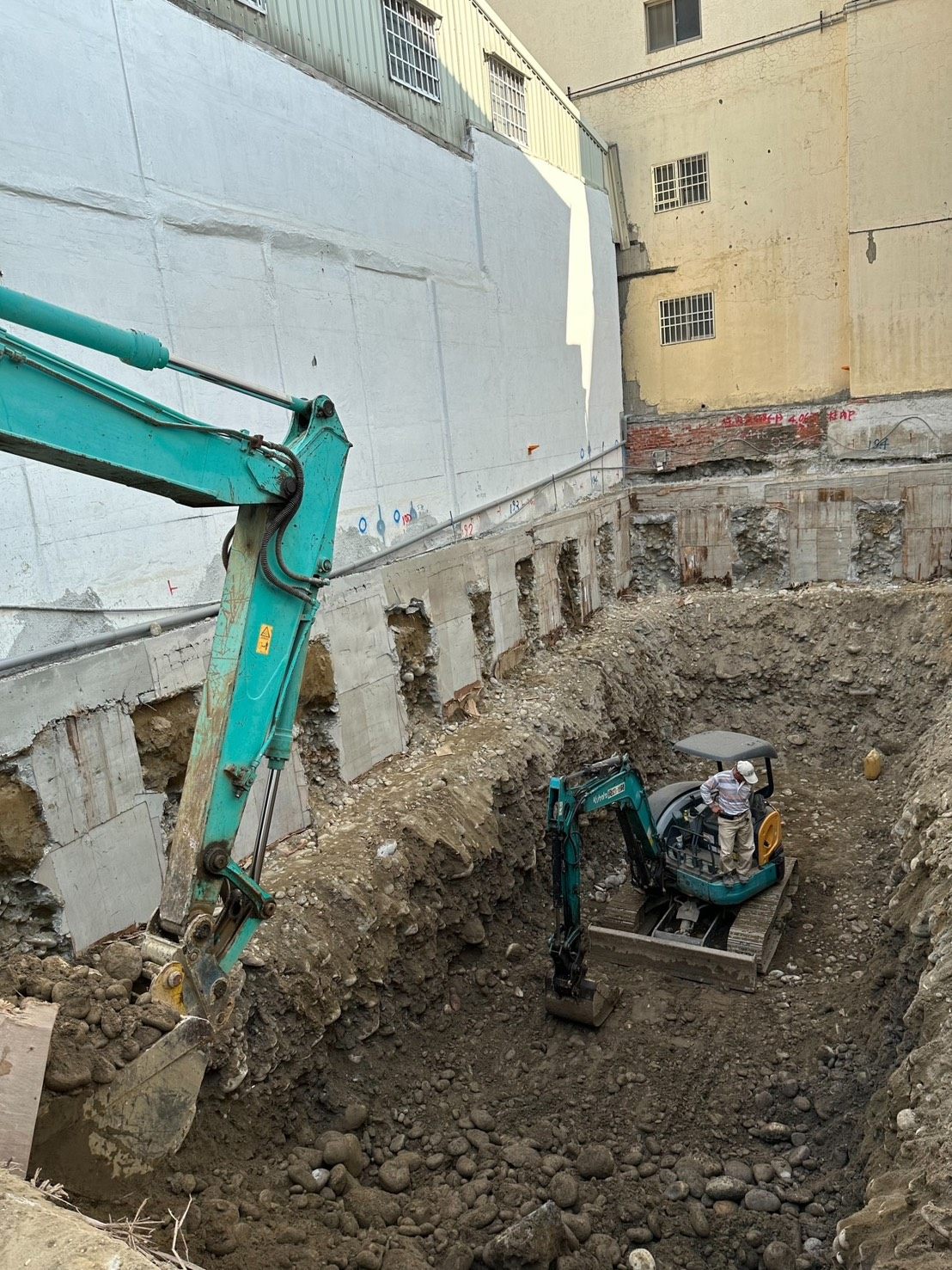 基礎開挖與深度控制：市區基地常受鄰房與道路條件限制，開挖過程需要穩定控管深度、土方與安全動線。